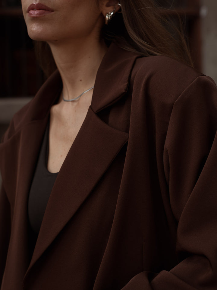 Vista detallada del cuello del blazer color café