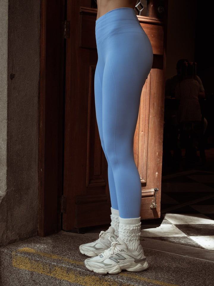 Vista lateral del leggings deportivo para mujer color azul