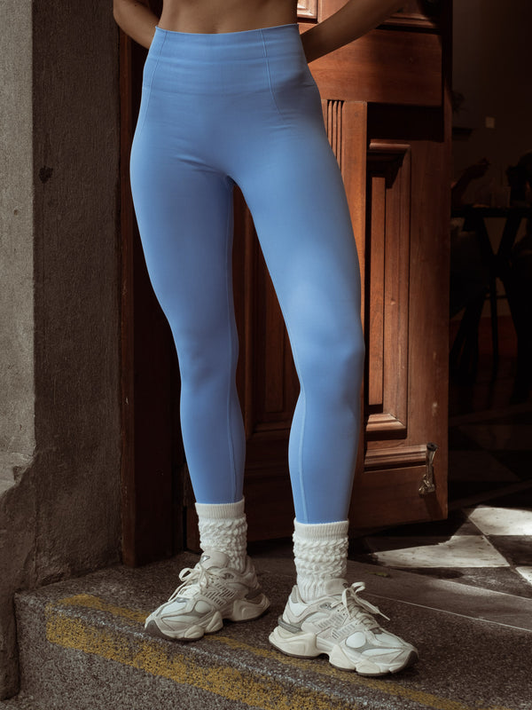 Leggings deportivos color azul con pretina acanalada doble y compresión en el abdomen