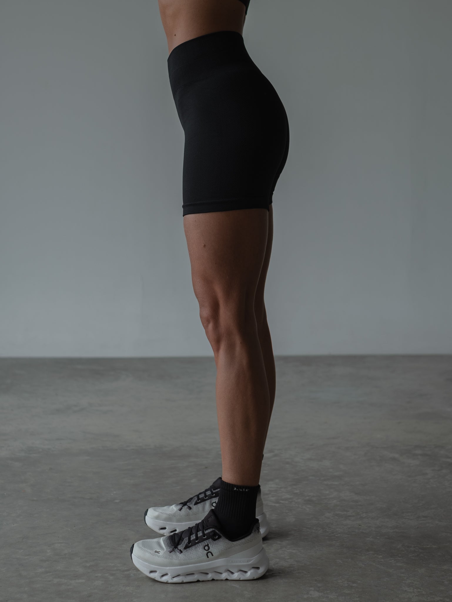 WIRED SEAMLESS SHORT SHADOW