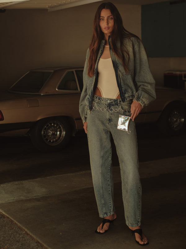 Vista frontal modelo con jean, bodie y chaqueta bomber denim azul vintage.