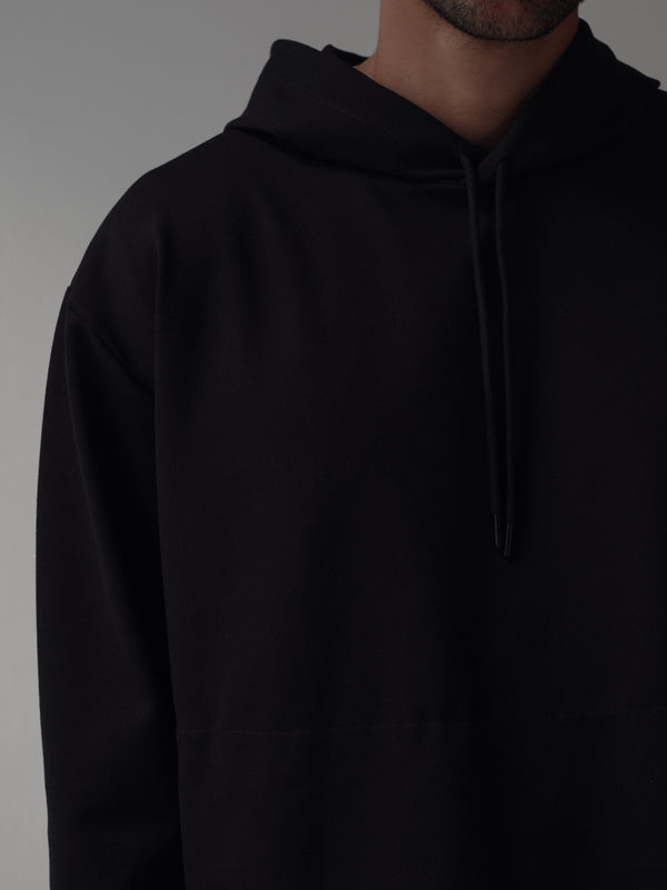 Vista frontal de buzo negro con capucha para hombre
