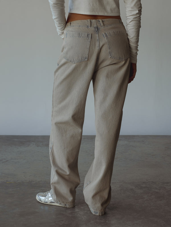 Posterior jean sin pretina bota recta estilo aesthetic.