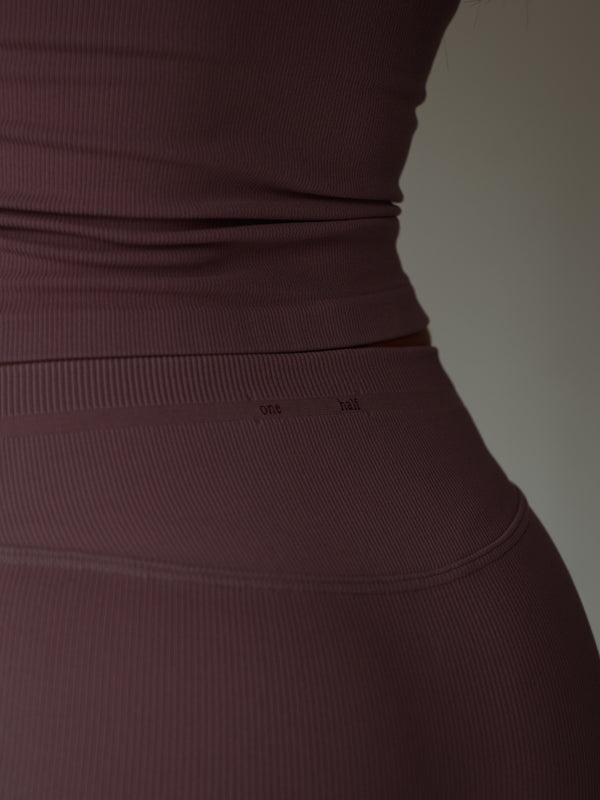 Vista posterior a detalle estampado "One Half" de mini short rosado.