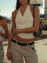 Modelo usando top halter escote drapeado crudo con jean crema.