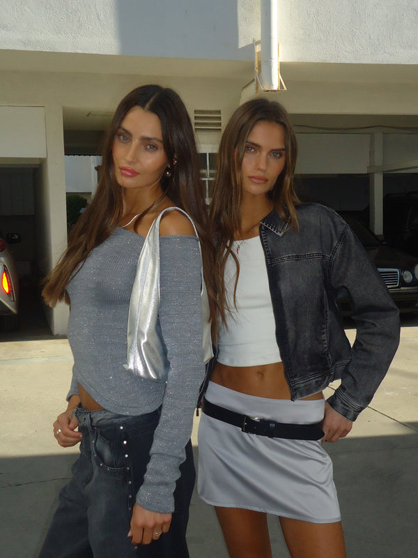 Dos modelos usando ropa casual para mujer en día soleado.