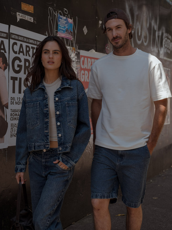 modelo con una camiseta de algodón , pantaloneta denim azul medio y gorra color café