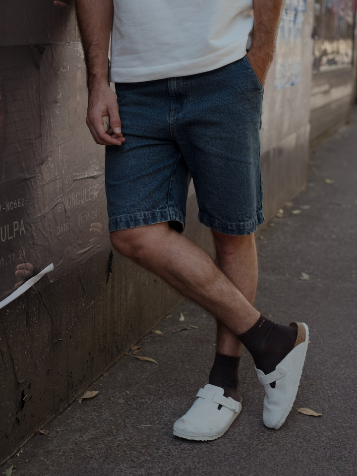 Short para hombre en denim color azul y medias de algodón largas