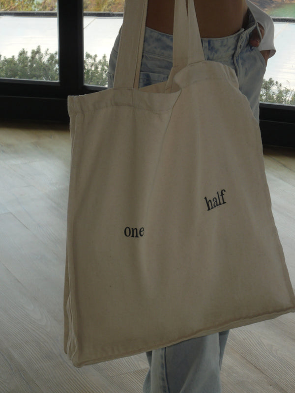 Modelo de pie mostrando un bolso tote color crema