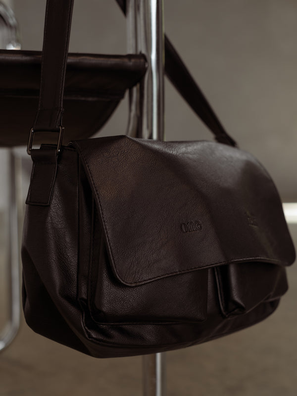 Bolso cuero vegano con "One half" bordado en la parte frontal