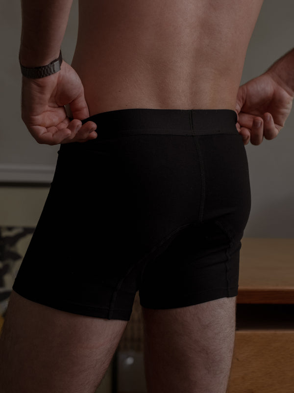 Vista posterior short negro con pretina elástica 