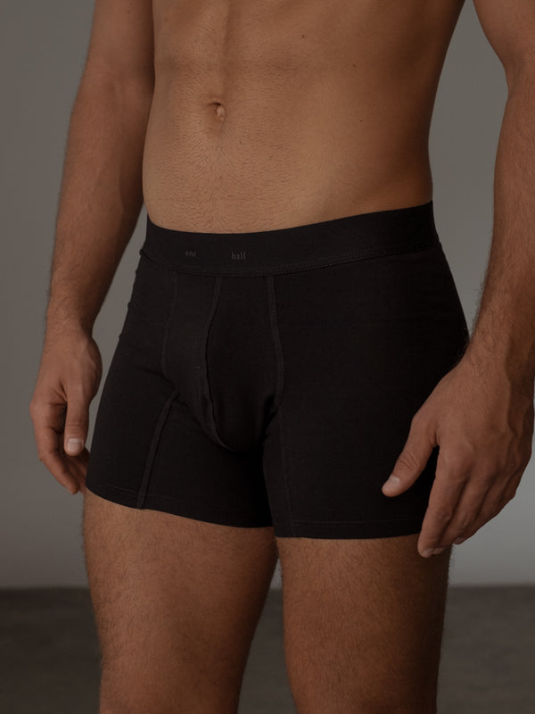 Modelo usa un boxer corto negro 