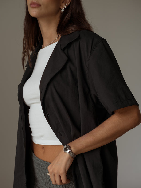 Vista lateral camisa manga corta color negro