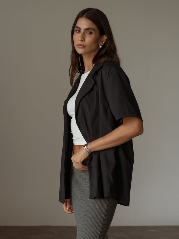 Camisa abierta, crop top y falda