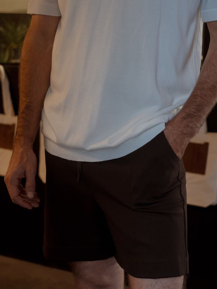 Pantaloneta con bolsillos frontales color café, camiseta básica manga corta