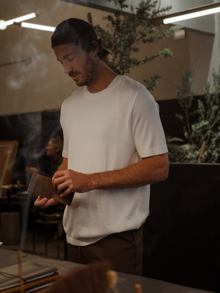 Modelo con camiseta color crudo y gorra café