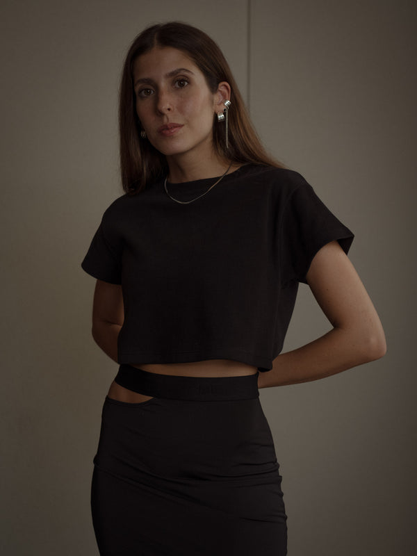 Camiseta corta color negro de textura suave y silueta holgada