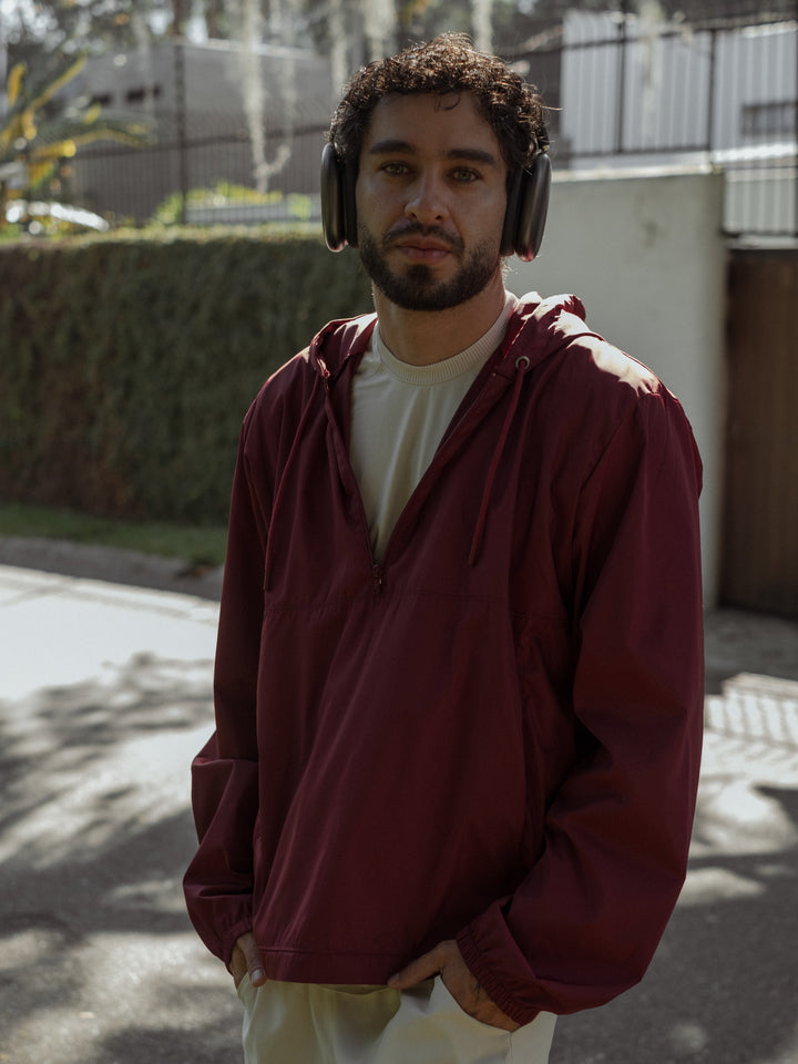 Camiseta básica ancha deportiva y chaqueta grande color vino.