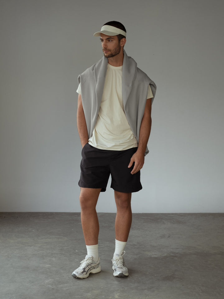 Modelo usando un look deportivo con visera y buzo.