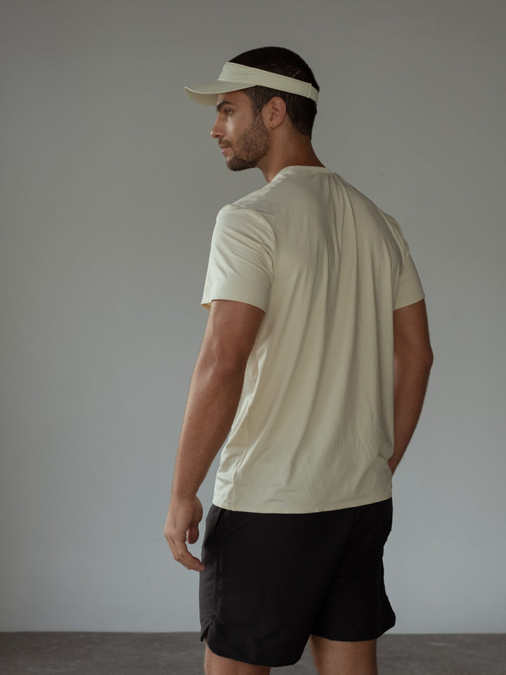 Vista posterior camiseta deportiva, visera y pantaloneta.