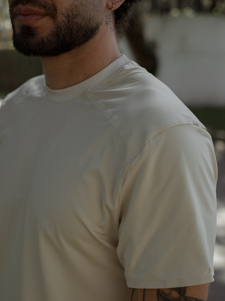 Detalles camiseta básica cuello redondo y apariencia lisa.
