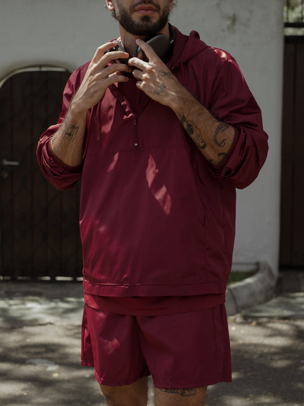 Set deportivo con chaqueta color vino.