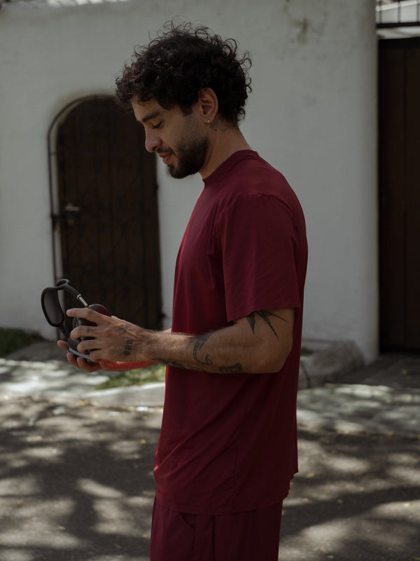 Vista lateral camiseta y short color vino.