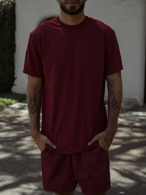 Camiseta manga corta color vino y pantaloneta del mismo color.