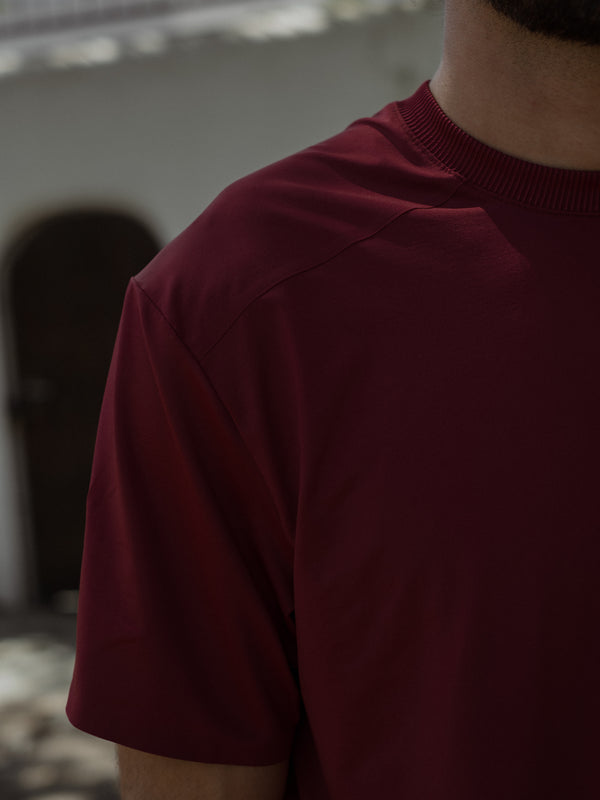 Detalles frontales camiseta color vino manga corta.