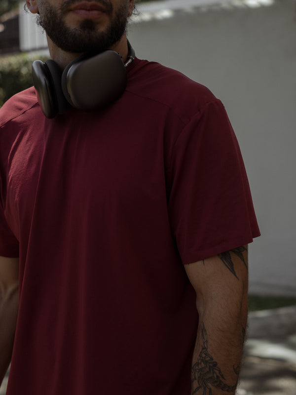 Camiseta ancha manga corta con cuello redondo en vino.