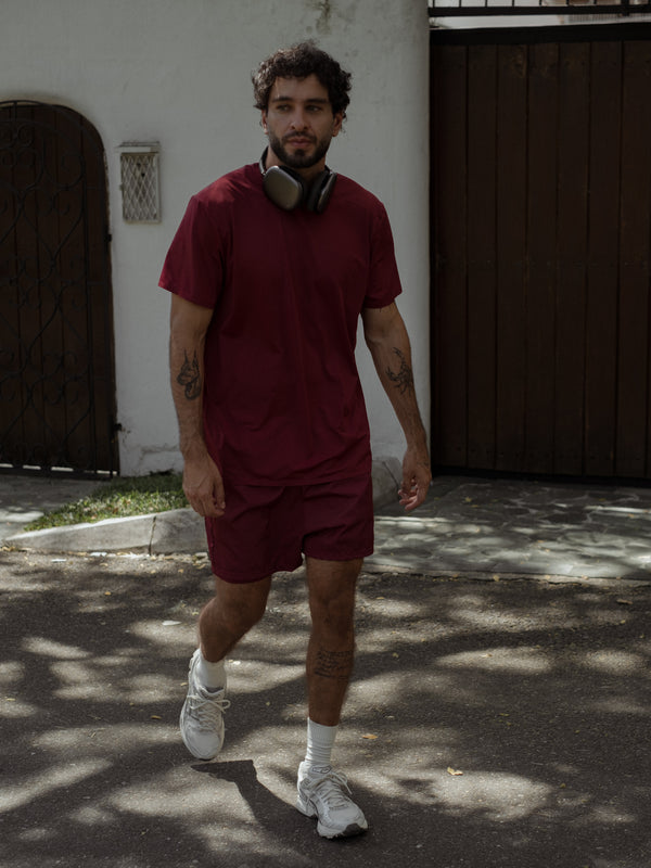 Set deportivo color vino con medias largas.