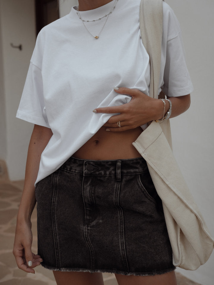 Falda de jean color negro y camiseta oversized