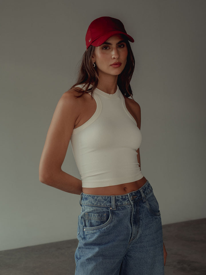 Crop top color crema en tejido liso, cuello alto