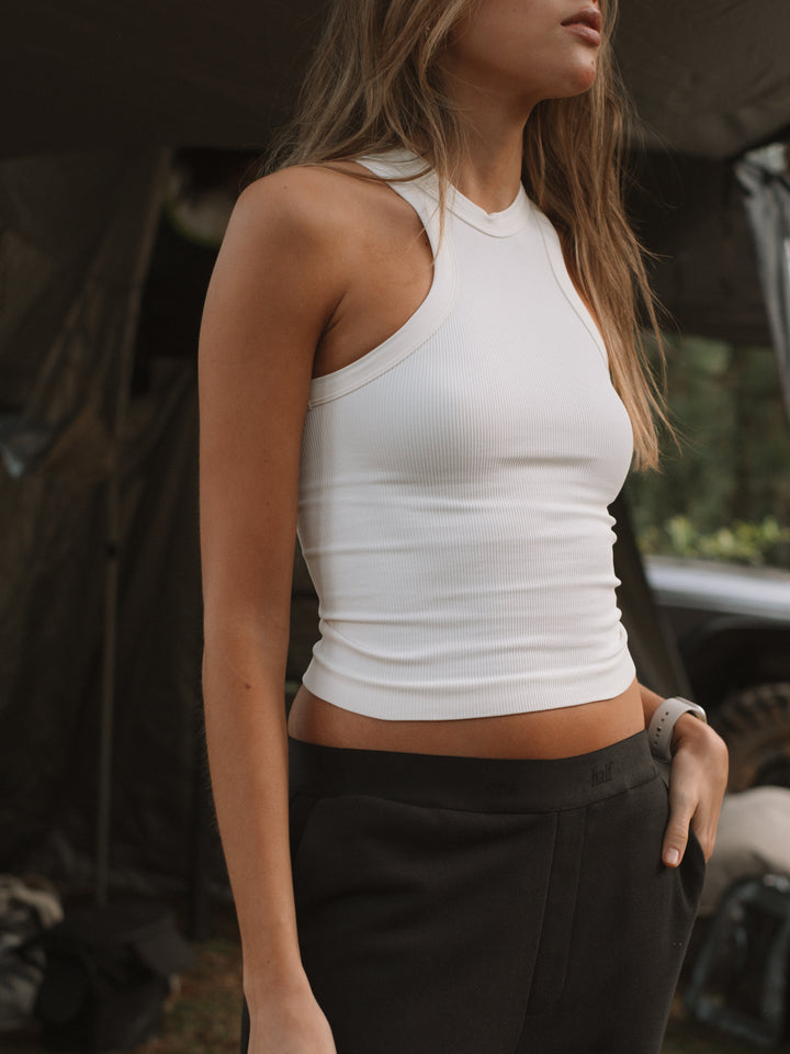 Top con cuello tipo halter color crema 
 y sudadera negra