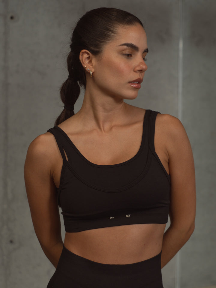 Seamless crop top color negro, dos piezas, una cuello redondo, otra de tiras sobrepuesta