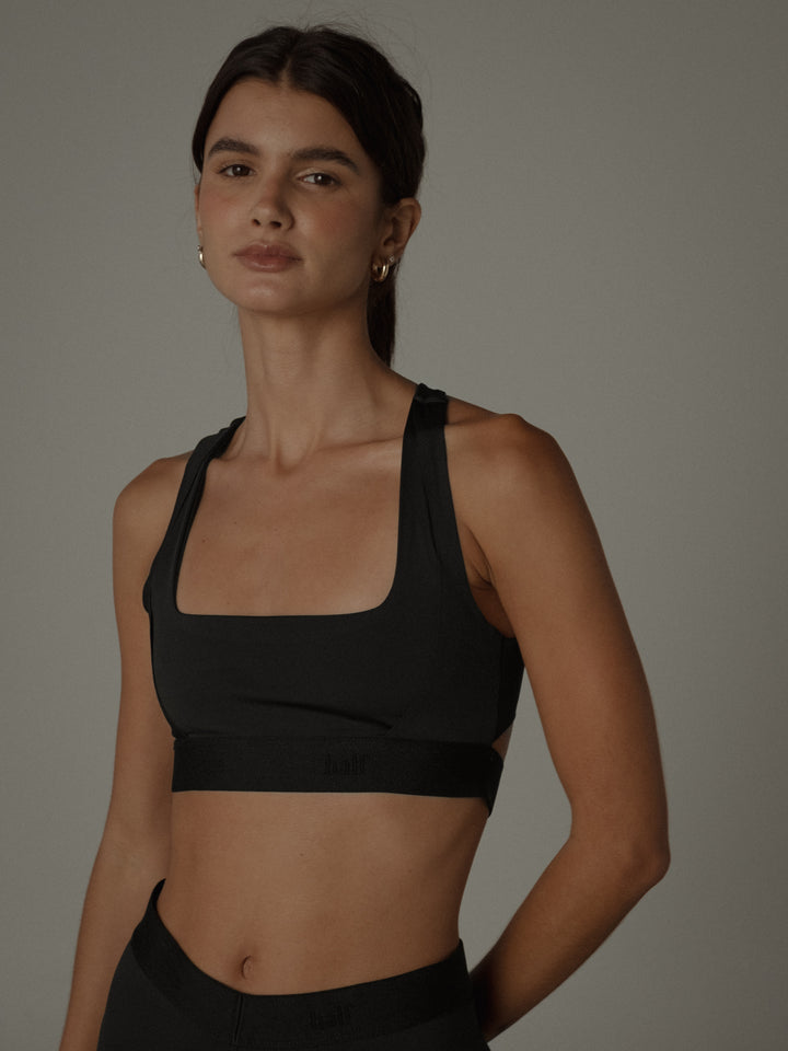 Crop top color negro, forro interior, corte cuadrado frontal