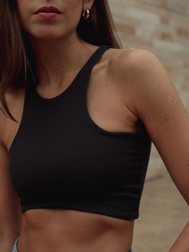 Vista detallada del crop top color negro con cuello tipo halter