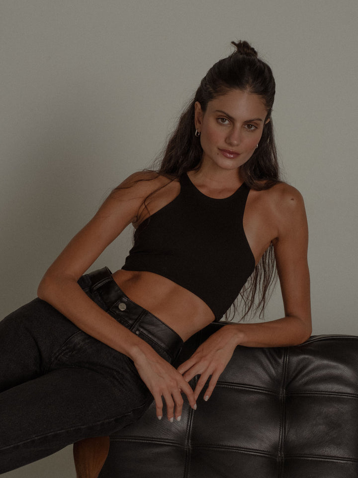 Crop top color negro  y cuello tipo halter