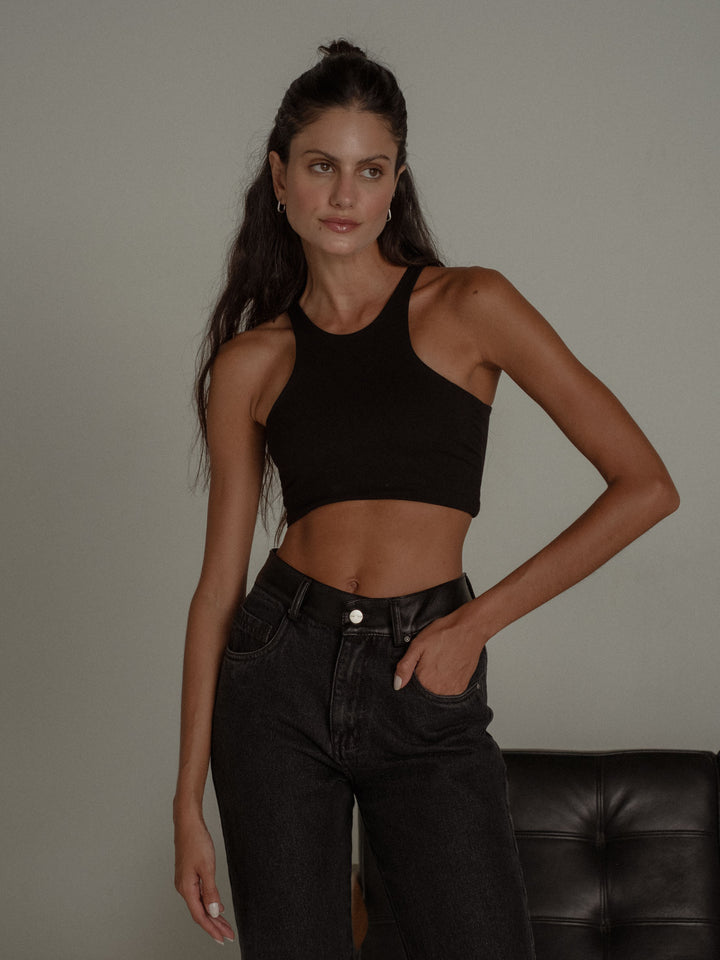 Crop top color negro con apariencia lisa 