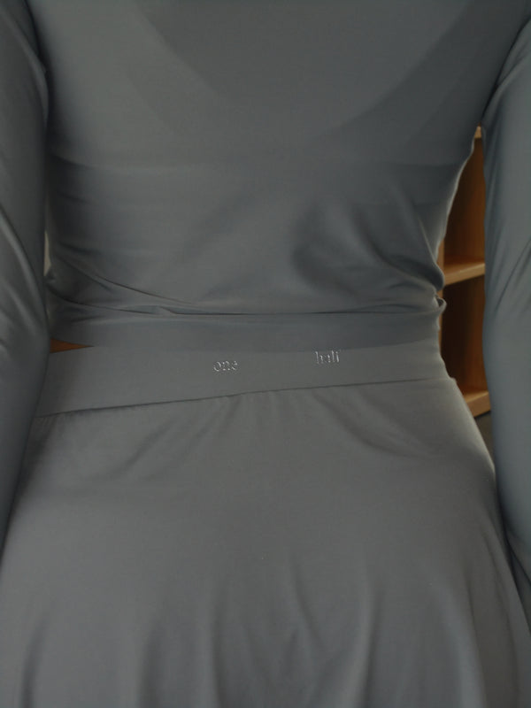 Vista trasera de la cintura de falda deportiva gris con logo "one half"