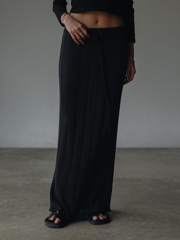 BASIC LONG KNIT SKIRT - BLACK