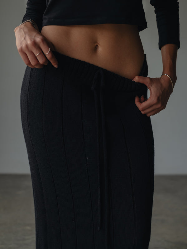 BASIC LONG KNIT SKIRT - BLACK