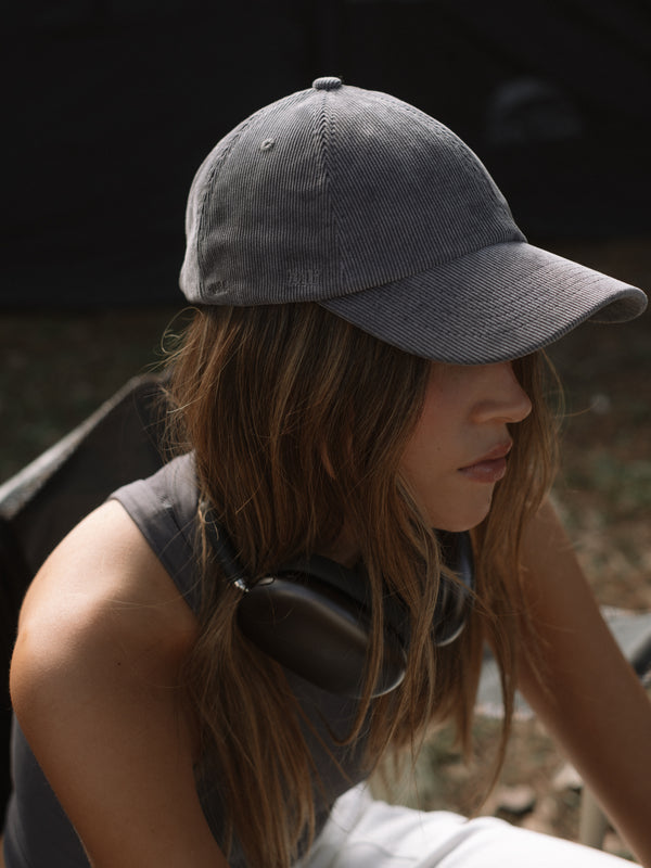 Gorra en corduroy color gris, bordado One Half al costado izquierdo, correa graduable.