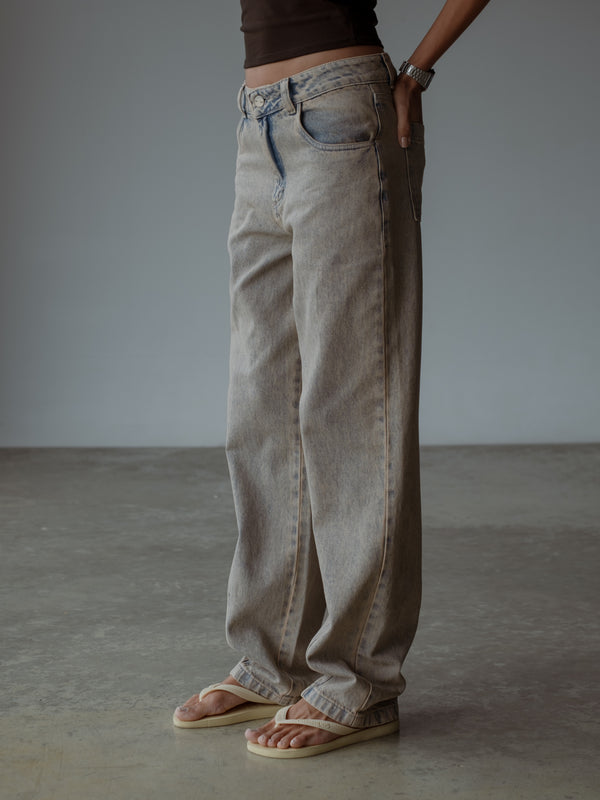 SEAMS STRAIGHT JEAN - DESERT SAND WASH