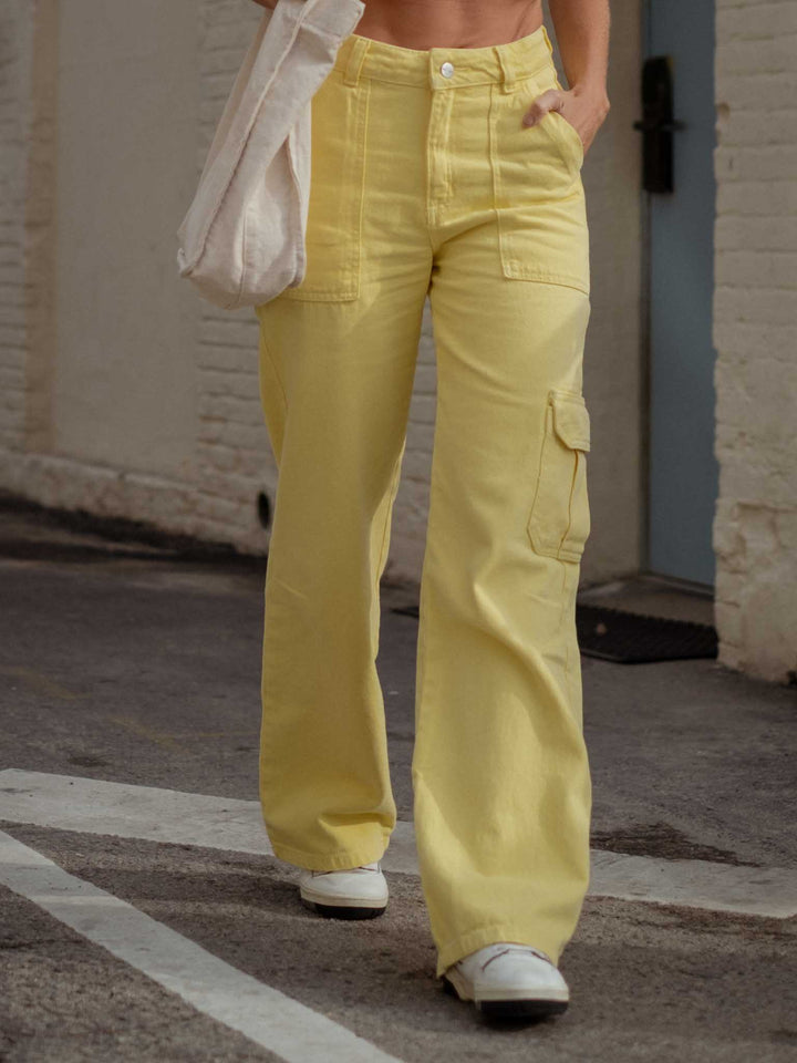 Vista completa de jean cargo color amarillo