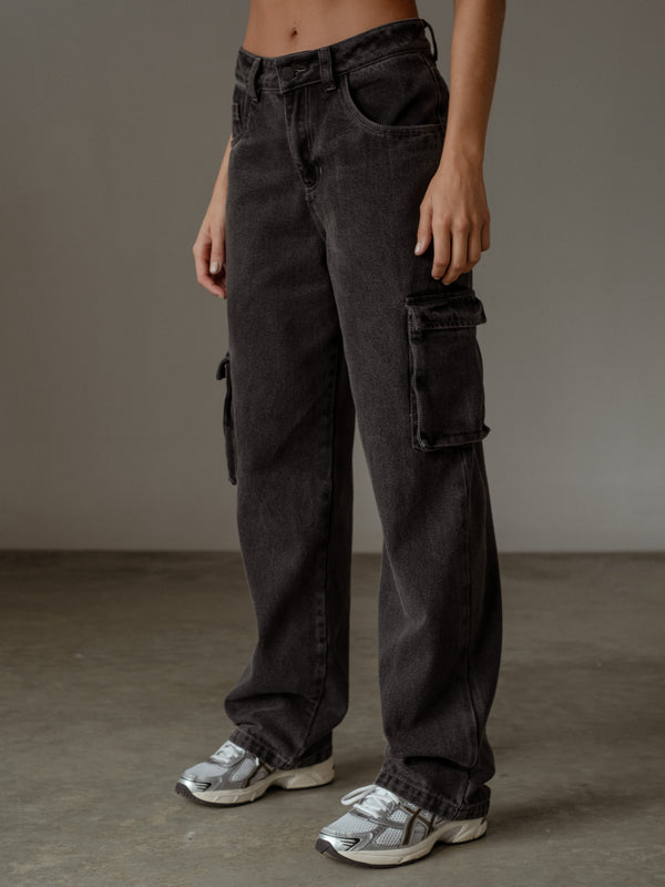  Pantalón low rise color gris oscuro en lavado vintage, con bolsillos asimétricos en los laterales