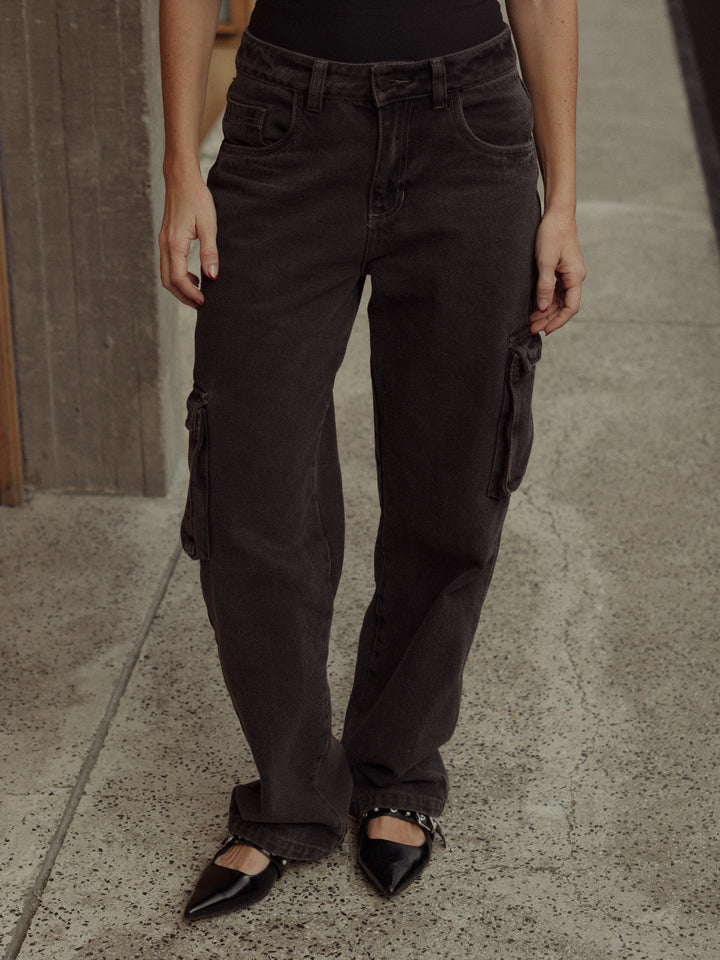 Jean color gris oscuro vintage, con bolsillos asimétricos en los laterales