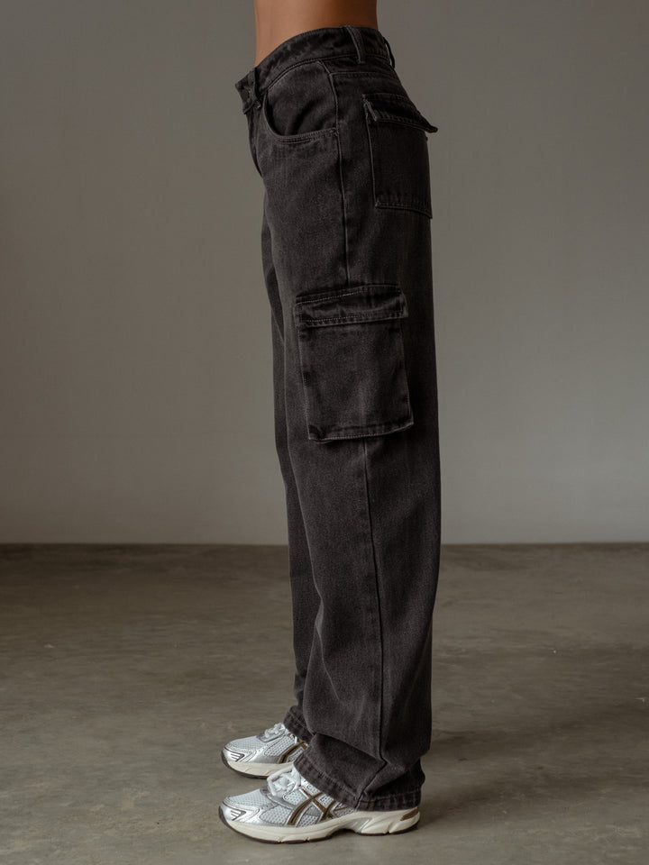 Vista completa lateral del jean color gris vintage con bolsillos laterales