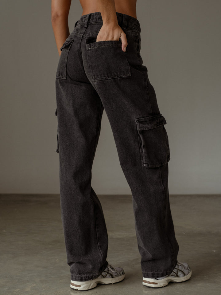 Vista posterior del jean cargo color gris oscuro