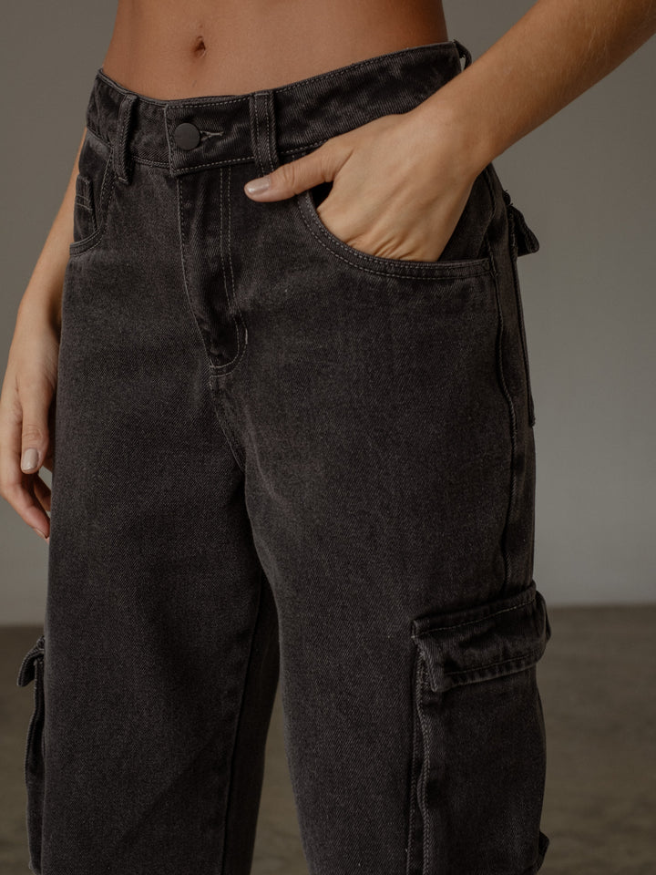 Vista detallada de los bolsillos laterales del jean cargo color gris